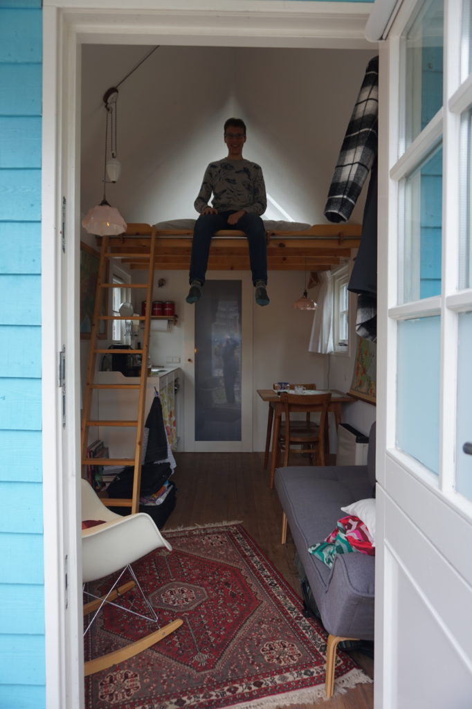 Maurits zittend op de slaaploft gezien vanuit de voordeur van het Waterlandhuisje